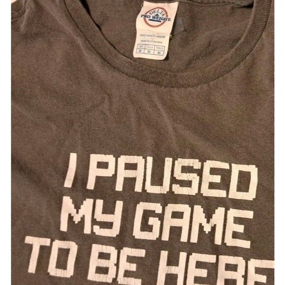 “I Paused My Game To Be Here” Gildan Men’s Medium Gray Graphic Gamer T-Shirt - Picture 3 of 5